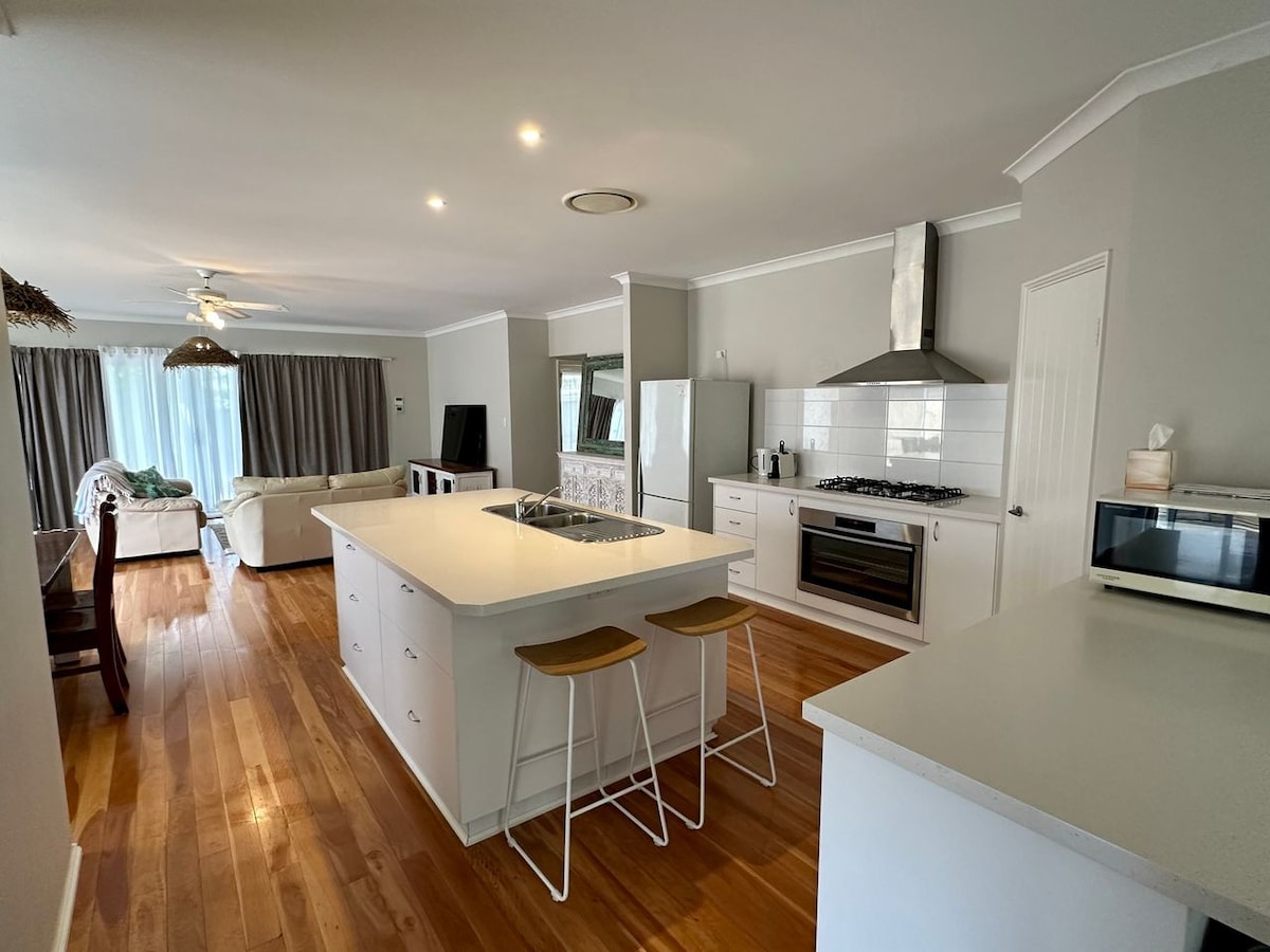 Popular Airbnb listing: Lazy Daze on Davies in Broadwater