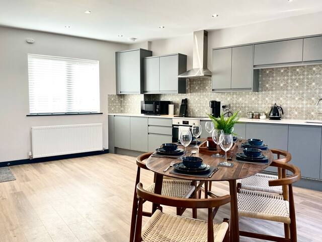 Barton Suites- Luxury Home 2 of 2. Sleeps 6 gallery image 4