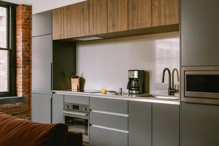 Sonder Apollon | Two-Bedroom Apartment gallery image 4