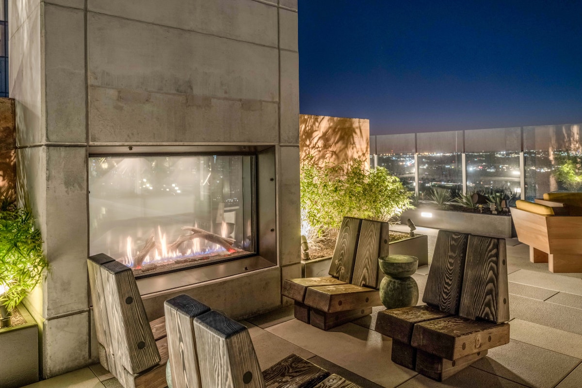 Studio + Views +Rooftop pool |Rainey St