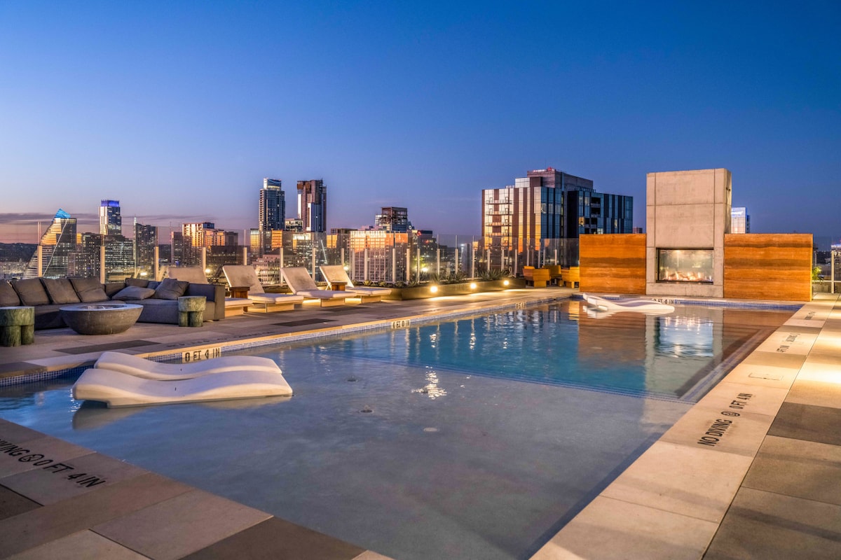 Studio + Views +Rooftop pool |Rainey St