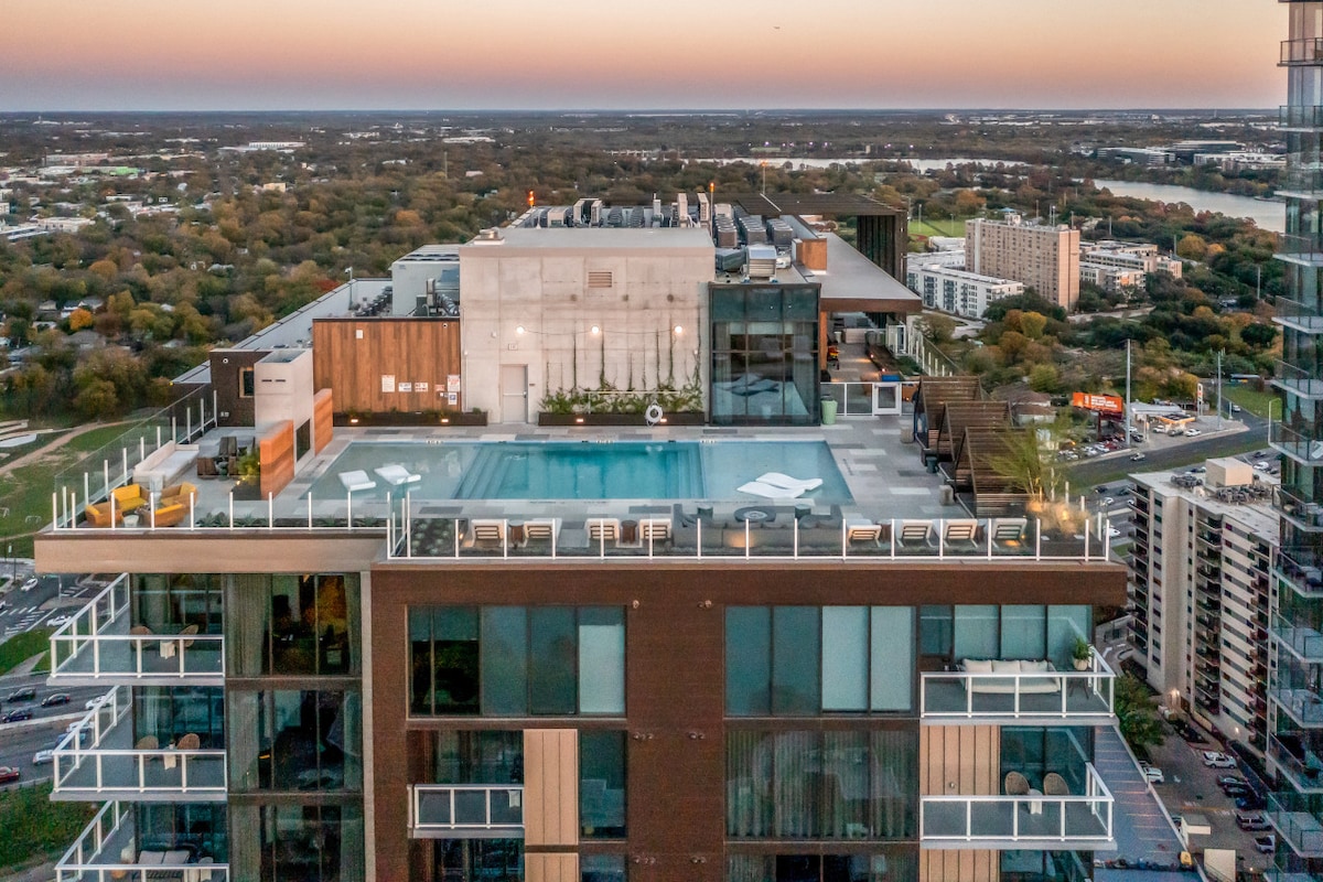 Studio + Views +Rooftop pool |Rainey St