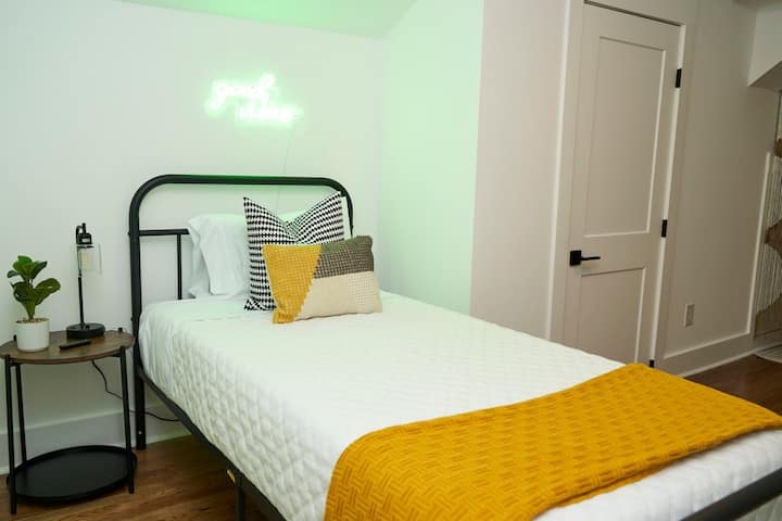 Upstairs bedroom with 2 XL-Twin beds 