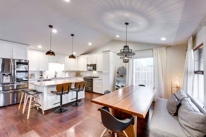 5 Mi to Dtwn Austin: Vibrant Home w/ Patio gallery image 2