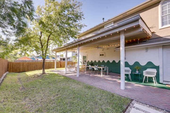 5 Mi to Dtwn Austin: Vibrant Home w/ Patio gallery image 3