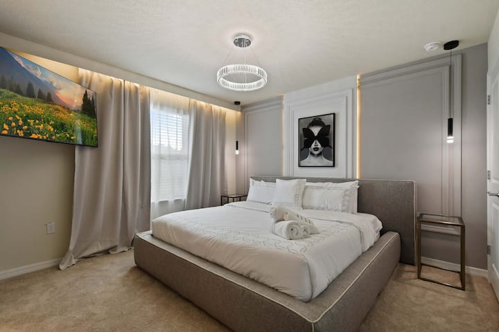 Moderan bračni apartman s elegantnom rasvjetom, elegantnim uređenjem i velikim pametnim televizorom.