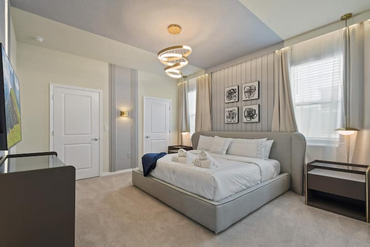 Mirna bračna soba s modernim osvjetljenjem, mekanim neutralnim i elegantnim zidnim detaljima.