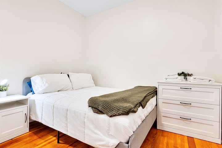 غرفة النوم رقم3 سرير حجم وسط