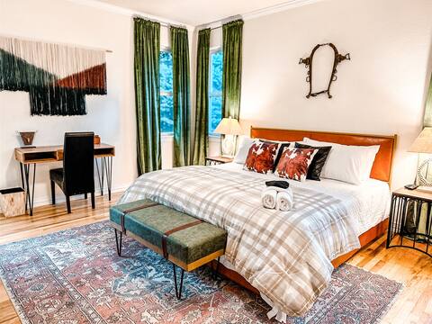 5BR Lux Family Getaway: Ski, Hot tub, Pool & Poker