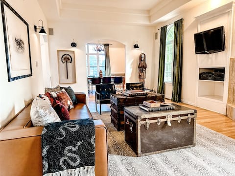 5BR Lux Family Getaway: Ski, Hot Tub, Pool & Poker