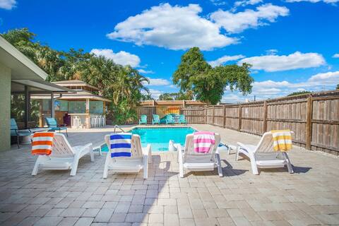 Fresh Coastal Eclectic, Heated Pool,Bikes Sleeps 9