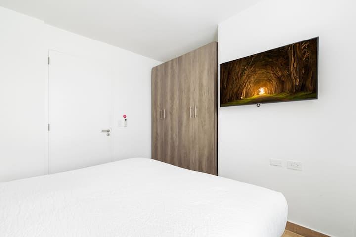 Spálňa 2 s manželskou posteľou veľkosti King a inteligentnou televíziou