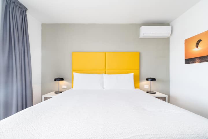 Spálňa 1 s manželskou posteľou King, inteligentnou televíziou a pripojenou kúpeľňou