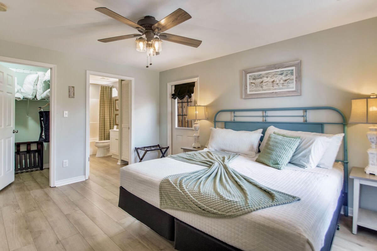 Primary suite with king bed + private bath