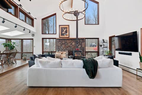 Top performing Airbnb: Gorgeous Cliffside Chalet-XL Hot Tub-Instagrm View in Tannersville