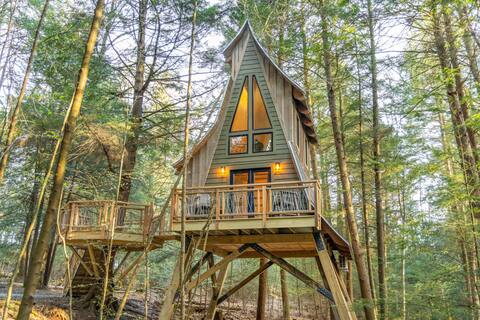 Peaceful Pines Treehouse