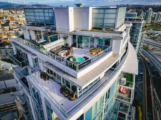 The Skydeck Penthouse – Panoramic Hot Tub Views gallery image 3