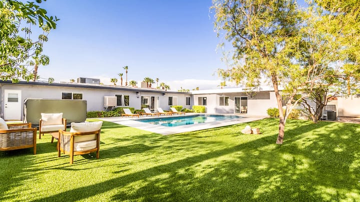 Mid-century Villa W/ Pool, Hot Tub, Mountain Views - Palm Springs, CA