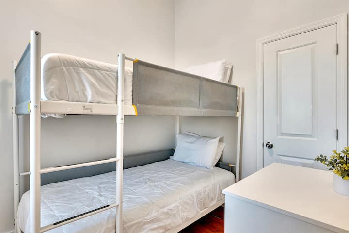 The Collar City Oasis |Pet Friendly|wifi|workspace - Troy, NY
