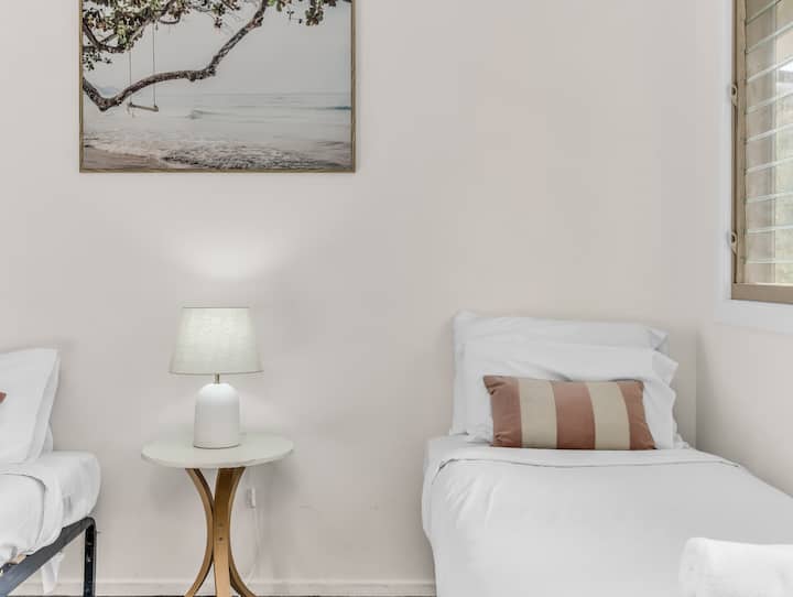 მჭრელი ხაზებით, ნეიტრალური ტონებითა და ნათელი სანაპირო პრინტით გაფორმებული ორადგილიანი საძინებელი, რომელიც სიმშვიდესა და სინათლეს იწვევს.