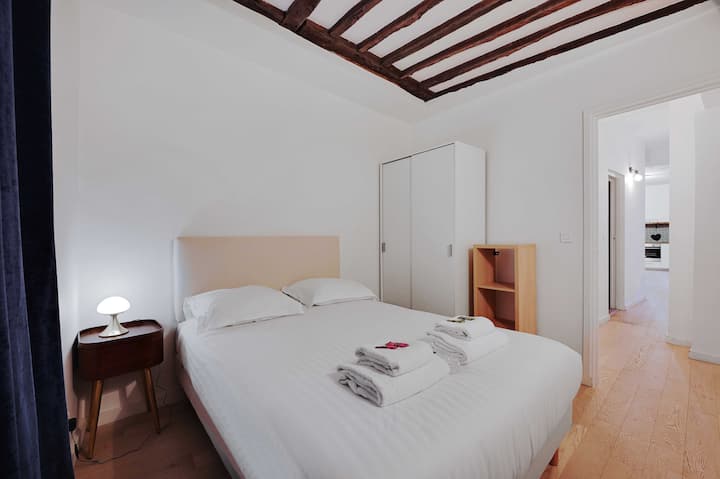 ห้องนอนแรกพร้อมเตียงคู่ 