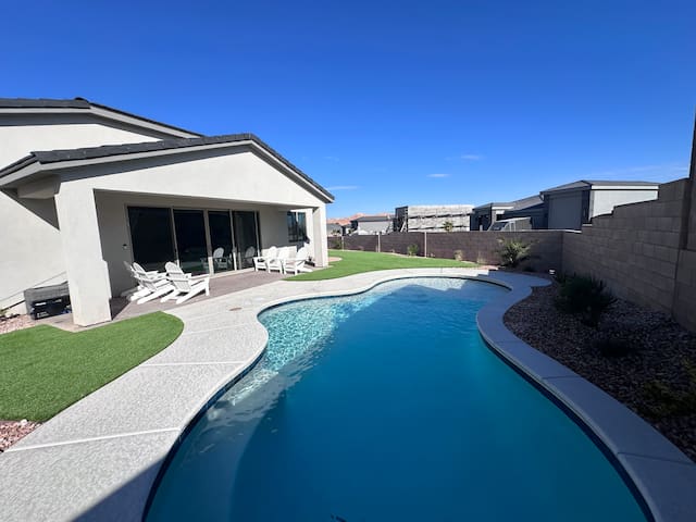 4BR Oasis • Heated Pool • Spa • Casinos & Golf!