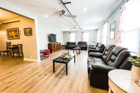 Perfect for Reunions-9BR Niagara Getaway