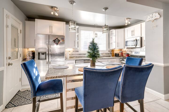 Hot Tub & Rooftop Game Room: Unique Home in DC gallery image 2