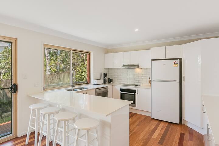 Koala Beach 4BR Family Entertainer by uHoliday gallery image 4