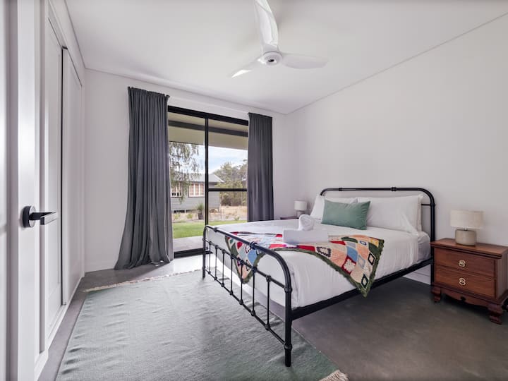 La chambre deux offre un lit Queen Size avec le confort d'un ventilateur de plafond.