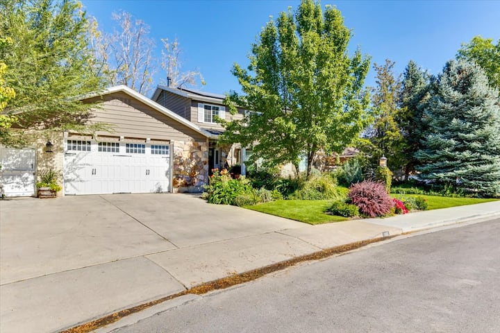 Gather In Style: Game Room, Firepit & Waffles Too! - Provo, UT