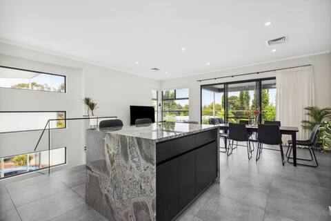 Luxurious Urban Townhouse w/ Parking