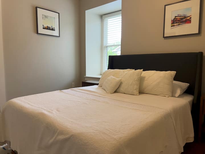 Phòng ngủ thứ ba (Queen) với phòng tắm jack n jill liền kề