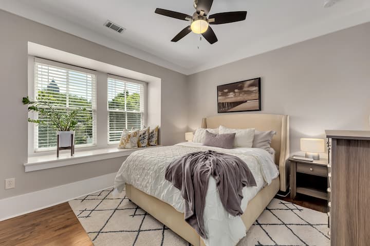 Phòng ngủ thứ hai (Queen) với quạt trần và tầm nhìn ra đường chân trời