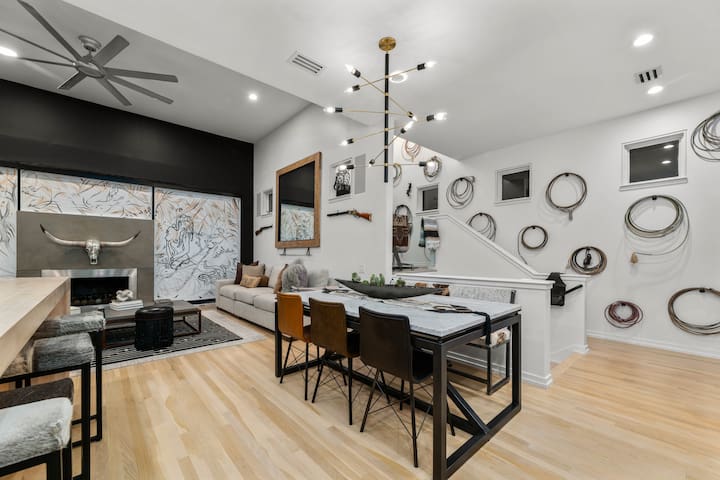 Edgewater Elegance- Luxury 2 Bedroom Charm gallery image 2