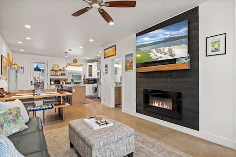 Colorado Classic w 77" HDTV | No Chores for Guests