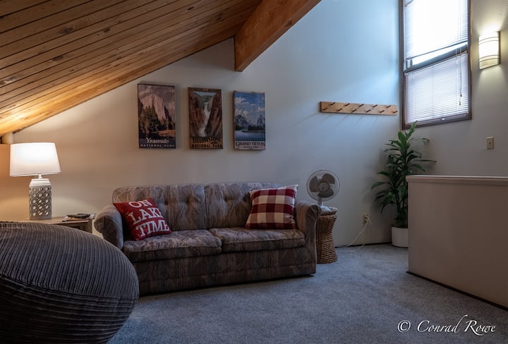 Loft con sofá cama y mucha luz natural