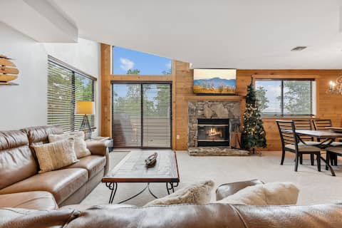 Sleeps 10, 3BR, 6bed, SKI-in/out, POOL , 7Spring