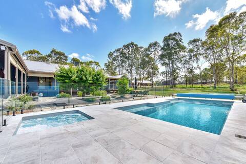 Wine, Dine and Relax Central to Vineyards+Weddings
