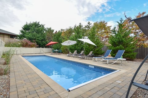 Beautiful backyard, pool, deeded beach rights!
