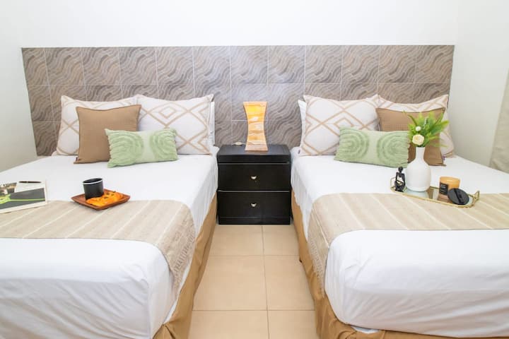 El segundo dormitorio tiene 2 camas dobles, aire acondicionado, cortinas opacas.