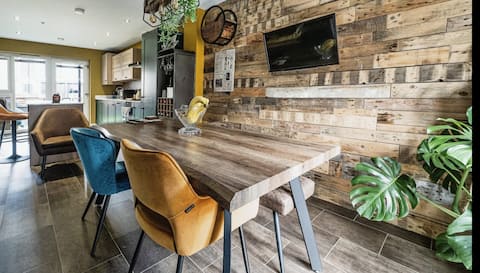 Modern home in the Hull Marina