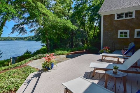 Pristine waterfront oasis, plus game room, jacuzzi