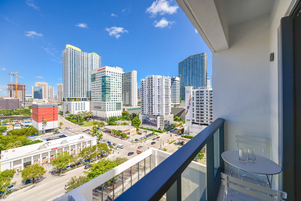 Top Airbnb: Chic 1BR • Skyline View • 12min FIFA Fan Fest in West Brickell