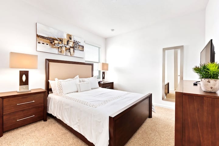 Თანამედროვე საძინებელი უნიკალური დეკორითა და ფართო განლაგებით