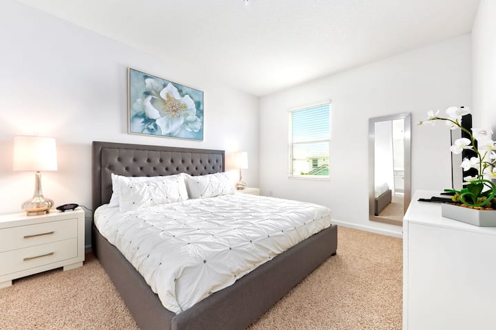 Დედოფლის საძინებელი ელეგანტური დეკორითა და კომფორტული თეთრეულით