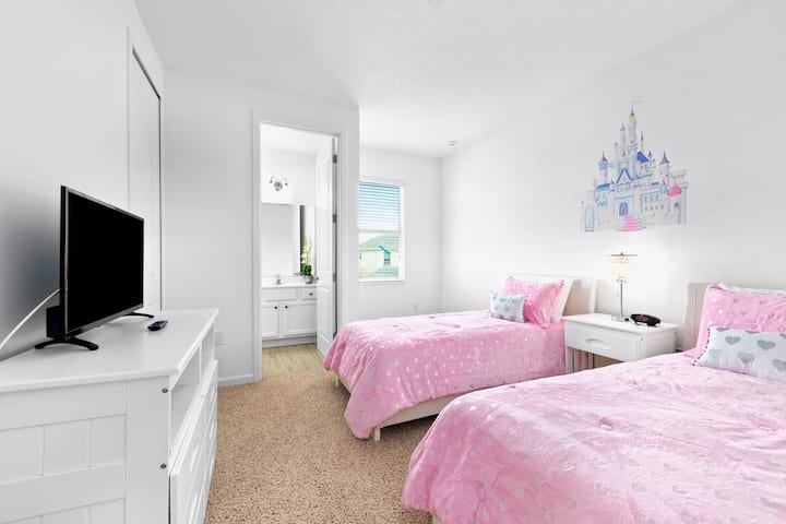 Პრინცესას თემატური ორადგილიანი საძინებელი ვარდისფერი აქცენტებითა და მხიარული დეკორით