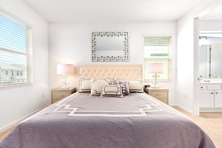 Ფართო დიდი საძინებელი რბილი განათებითა და თანამედროვე დიზაინით