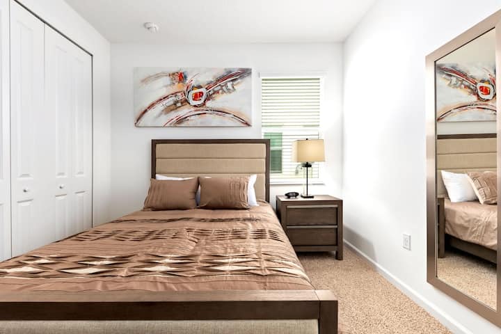 Თანამედროვე სააბაზანო აბაზანის საშხაპის კომბინიზონითა და ნათელი განათებით