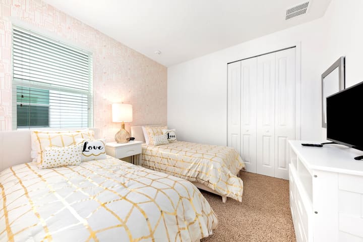 Ორადგილიანი საძინებელი ელეგანტური დეკორითა და რბილი ტონებით განტვირთვისთვის